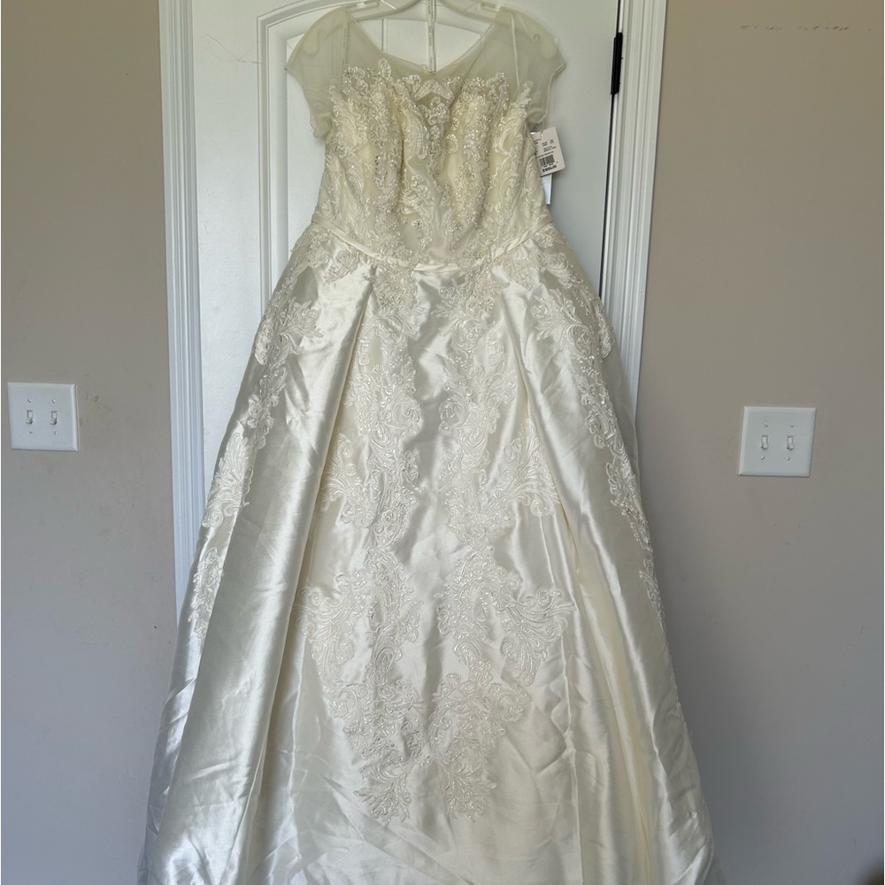 NWT, Hand beaded, size 16W Oleg Cassini, Wedding dress in Ivory